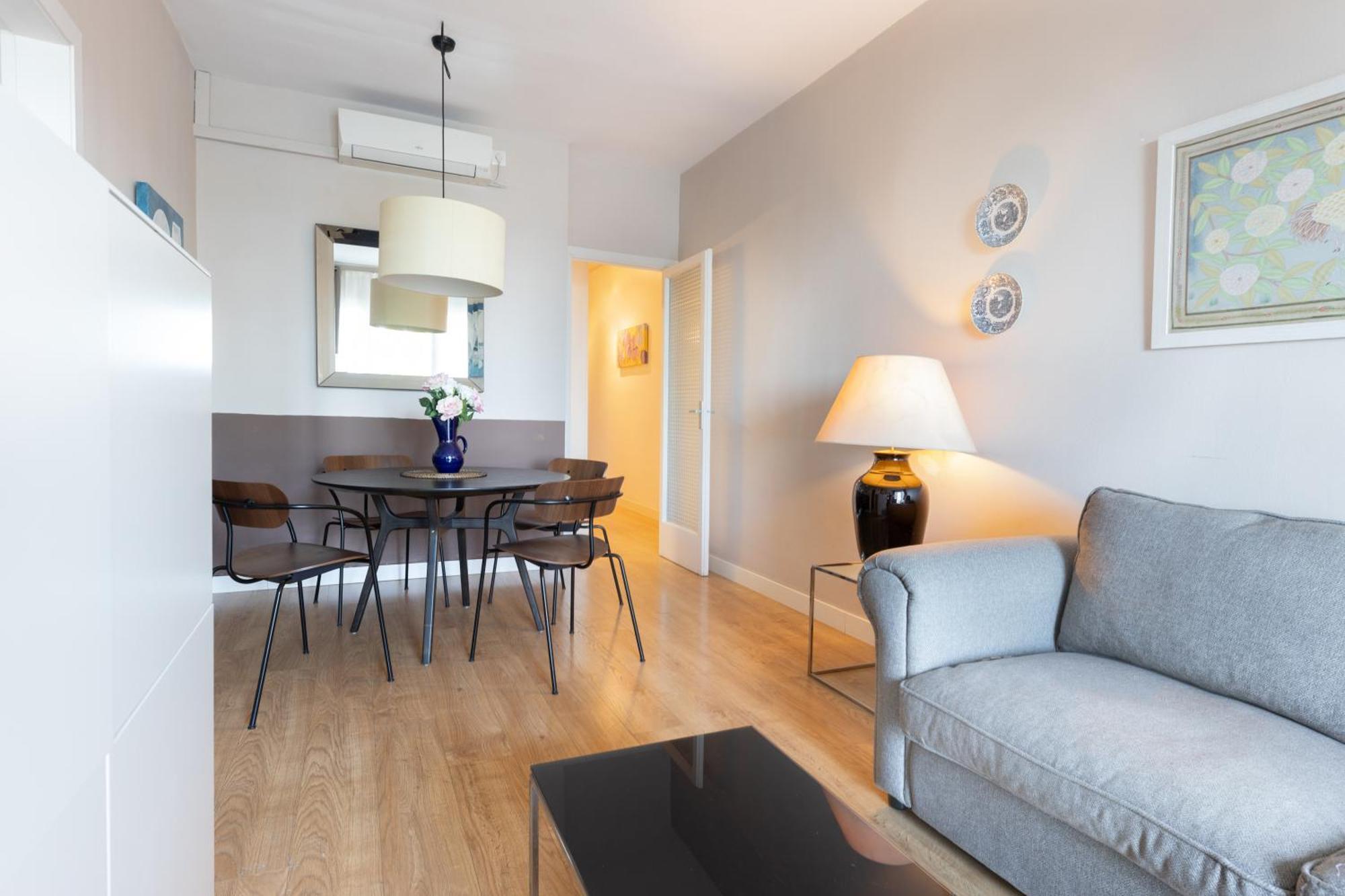 Lodging Apartments Guell Gaudi Барселона Екстериор снимка
